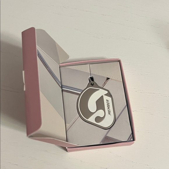 Glossier Members Only Key Chain - Picture 1 of 3